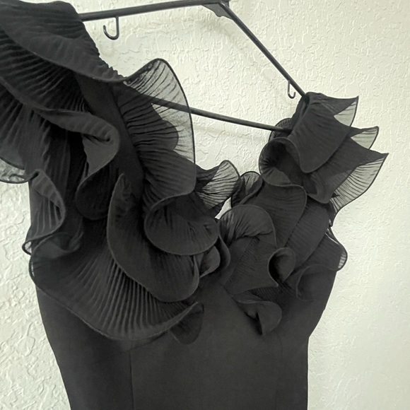 BCBGMAXAZRIA Women's Mini Evening Dress with Ruffle Detail and Zipper - 8 - Picture 5 of 10